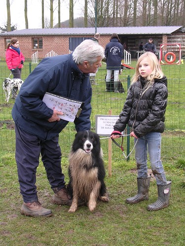 Lucile présente son chien