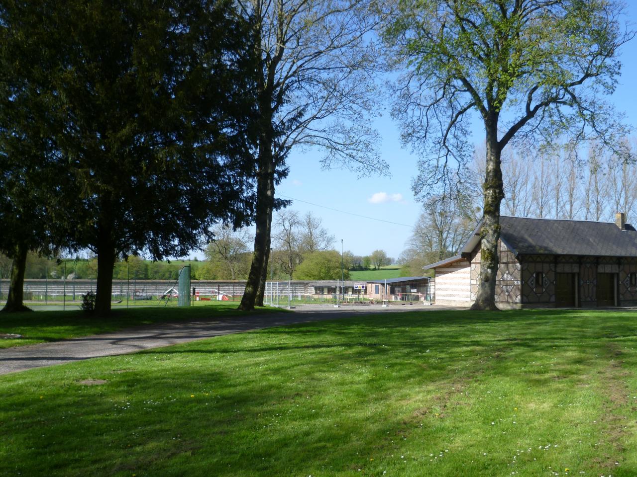 Le Domvast canin club vu du parc